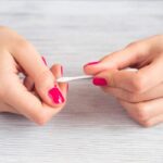 Korek Kuping Cotton Bud Kayu 2 Sisi Kapas Warna Warni 100 Pcs - Bambu - Image 4