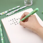 Set Pulpen Ballpoint Gel Mekanik Lucu Karakter Isi 6 Pcs - astronot ungu - Image 3