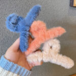 Jepit Rambut Bulu Wanita Elegan Dengan Bahan Wol Gaya Aksesoris Korea - pink - Image 3