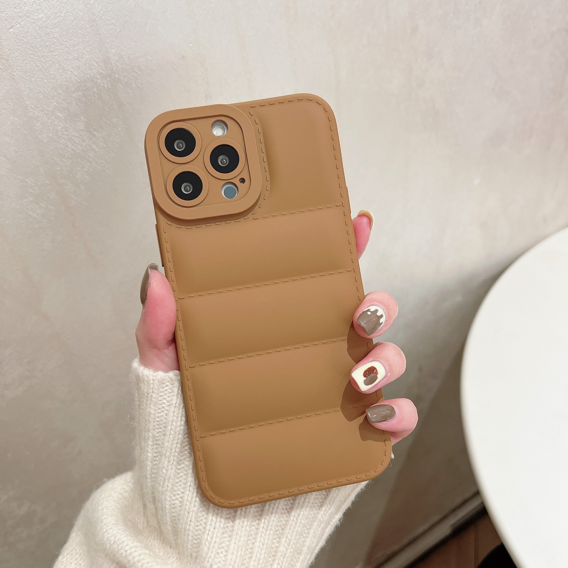 O1CN01h3wVgO1OFC8t3daGN_3872131675-0-cib-1673001356 Casing iPhone 13 The Puffer Case untuk iPhone 13 - Coklat - Image 1
