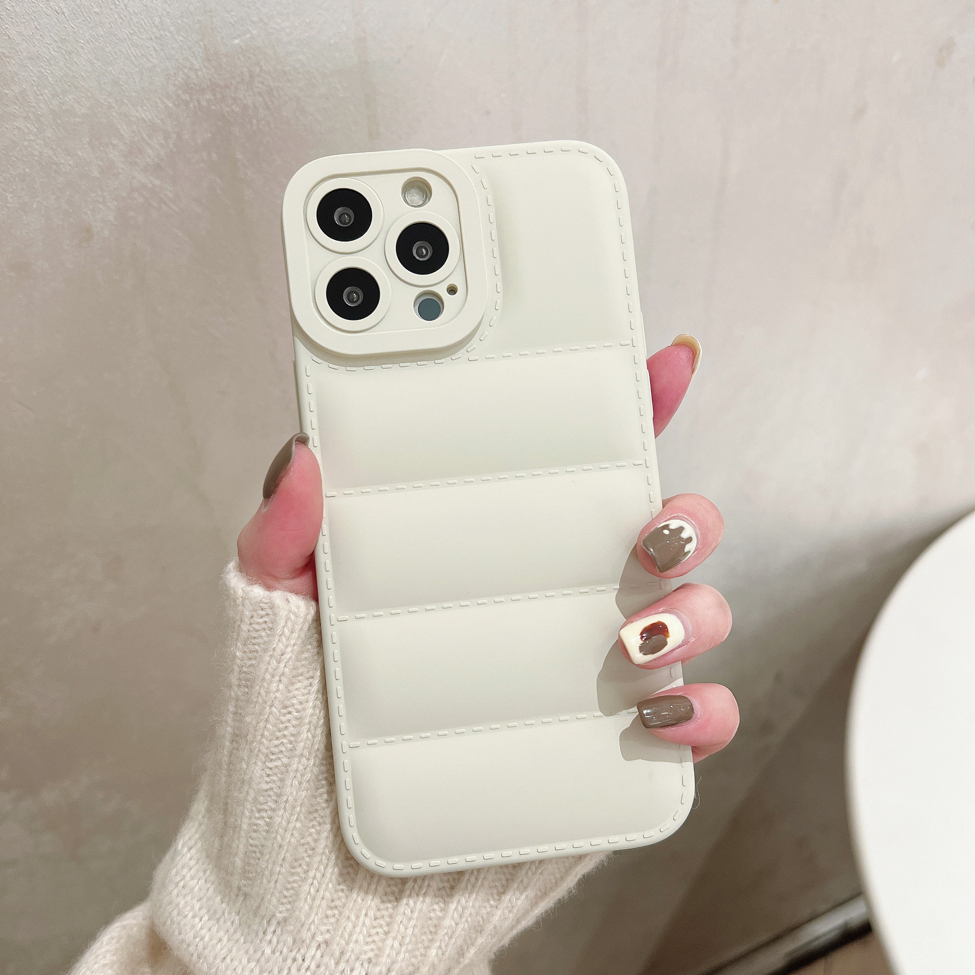 O1CN01mwYaNs1OFC8w2vhHV_3872131675-0-cib-1673001355 Casing iPhone 13 The Puffer Case untuk iPhone 13 - Putih - Image 1