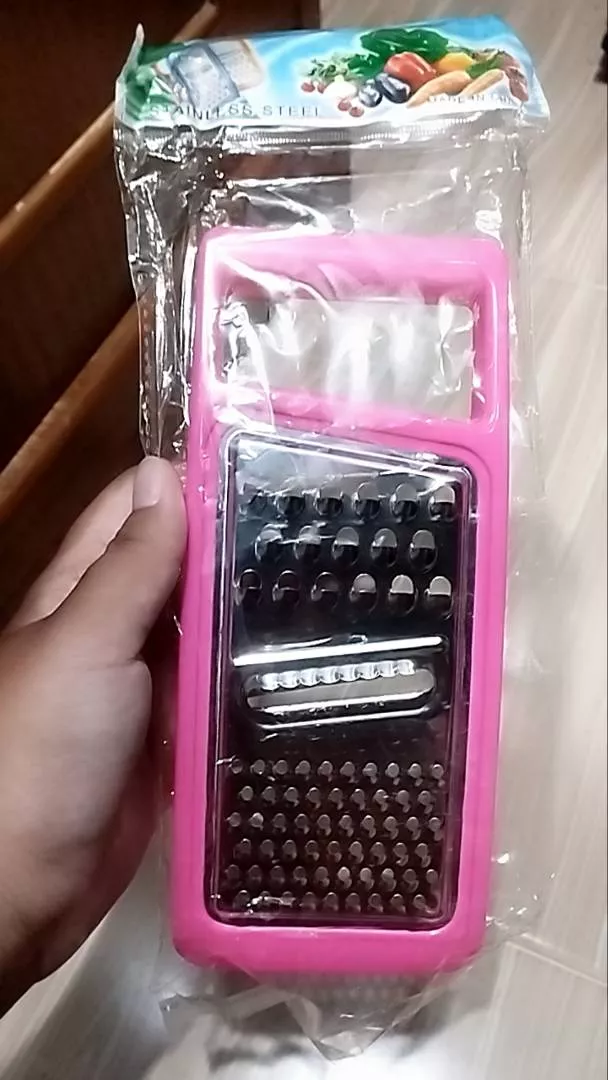 id-11134103-23020-kyojpyao15mvae Parutan Dapur 4 in 1 Multifungsi Parut Buah dan Sayur - pink - Image 1