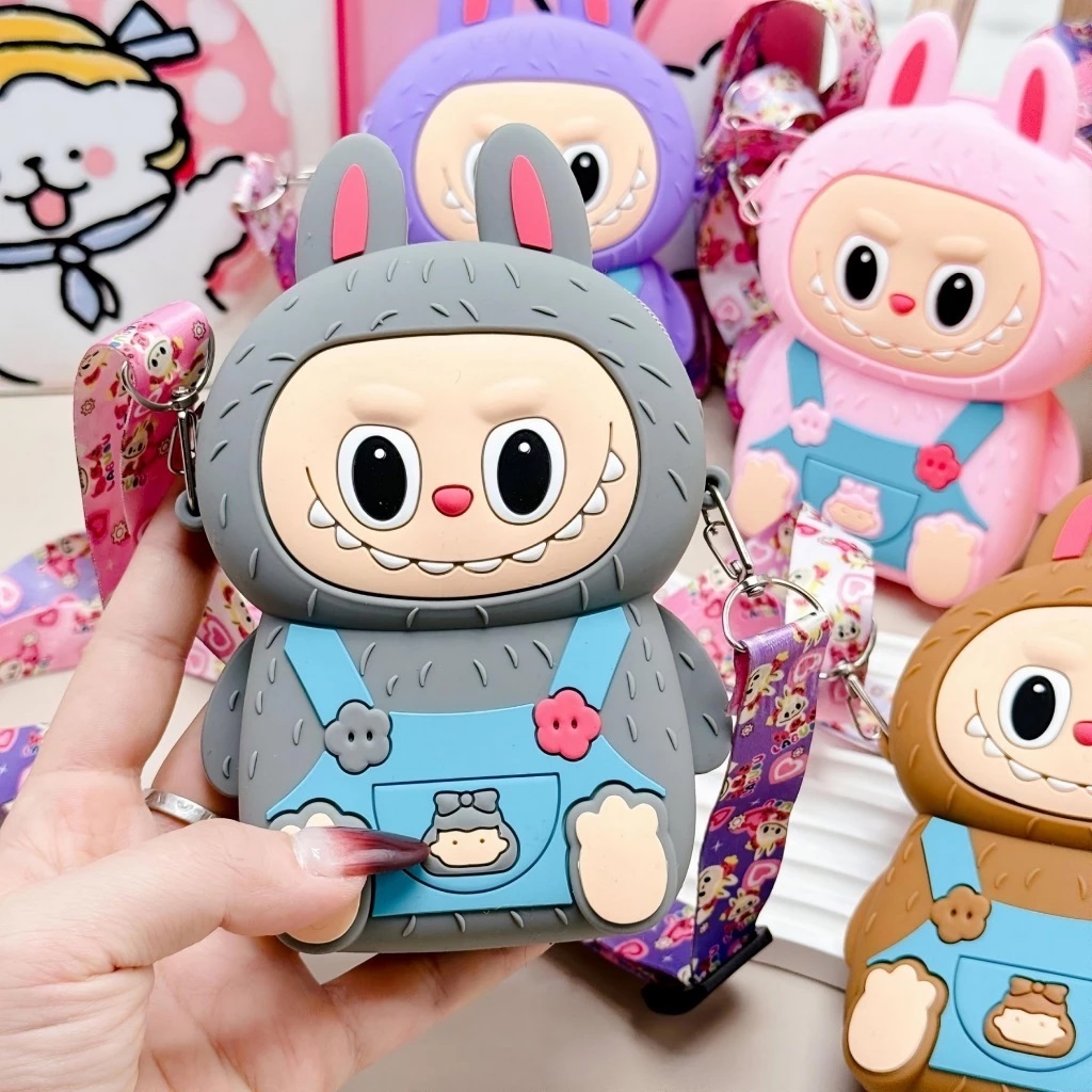 8qDZiFRiHCCjEGWrcxYfFUlmPRnOIo4pCGyqtS99 Tas Selempang Anak Silikon Mini Labubu Viral Motif 3D Rubber Sebaguna - B-Abu - Image 1