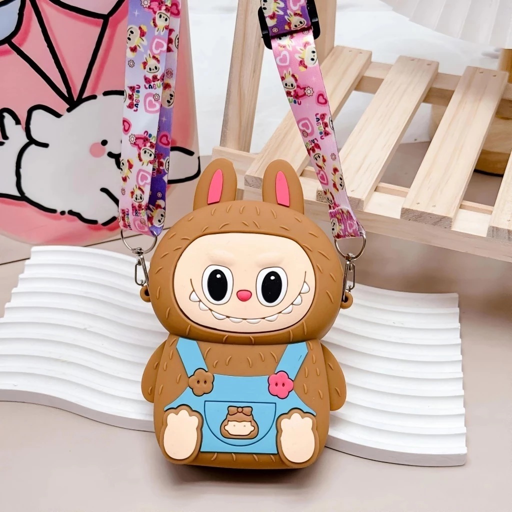 qIC98aQuI43w3aXx4cA7QVZqtmBCNN55QOn8WChf Tas Selempang Anak Silikon Mini Labubu Viral Motif 3D Rubber Sebaguna - B-Coklat - Image 1