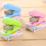 Stapler Mini Kecil Unik Lucu Bonus Isi ATK Praktis - Image 2