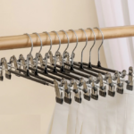 Hanger Gantungan Baju Celana Anti Slip dengan Klip Bahan Kawat Besi - Hitam