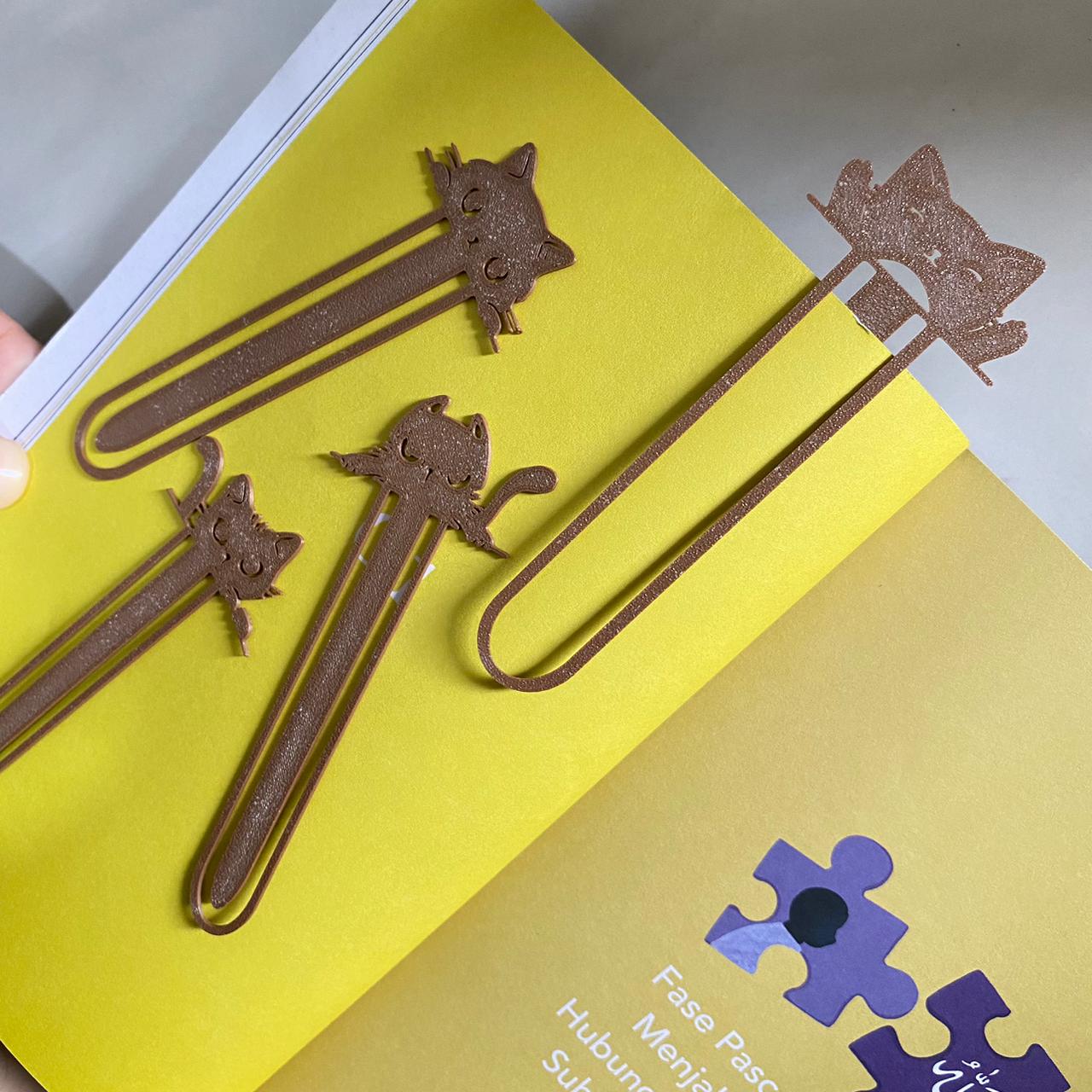 848715_1763552446366 Set Pembatas Buku 4 Model Berwarna Coklat untuk Menandai Halaman - Coklat - Image 1