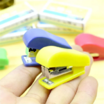 Stapler Mini Kecil Unik Lucu Bonus Isi ATK Praktis - Image 3