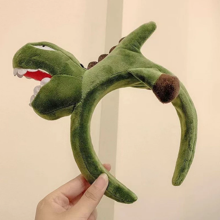 QfFCelrqkTXJfi7VBE0WSyxARomzTFtUHOIlXwvS Bando Boneka Lucu Motif Binatang Korean Style Fluffy Hairband Karakter - Dino Hijau - Image 1