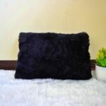 Bantal Sofa Bulu 2 Tampilan Aesthetic Elegan Dekorasi Kamar Ruangan - Hitam