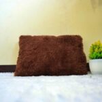 Bantal Sofa Bulu 2 Tampilan Aesthetic Elegan Dekorasi Kamar Ruangan - Coklat