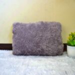 Bantal Sofa Bulu 2 Tampilan Aesthetic Elegan Dekorasi Kamar Ruangan - Abu