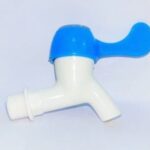 Kran Air Jempol PVC Engkol Ukuran 1/2 dengan Sambungan 3/4